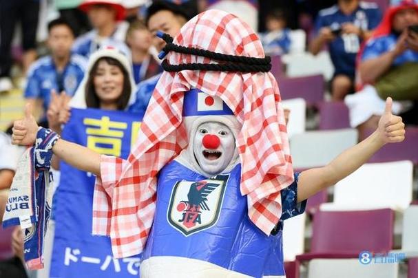 那名装扮奇特的日本球迷又来了的相关图片