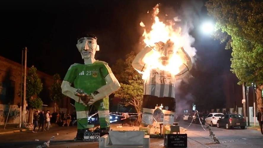 阿根廷民众烧梅西雕像的相关图片